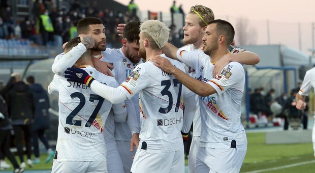 L'esultanza dei calciatori del Lecce dopo il gol di Gargiulo