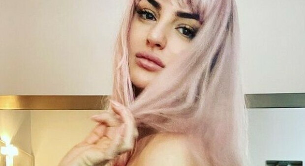 Arisa sexy su Instagram: «Vi mostro uno scorcio del mio lato b che il cielo mi ha donato»