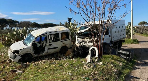 Carmiano, scontro auto-camion: 60enne rimasto incastrato tra le lamiere. Grave in ospedale. Ferito anche l'altro conducente