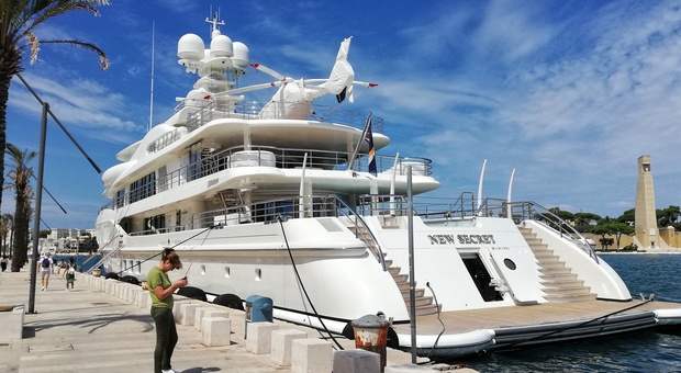 Il mega yacht New Secret, con tanto di elicottero, ormeggiato nel porto di Brindisi