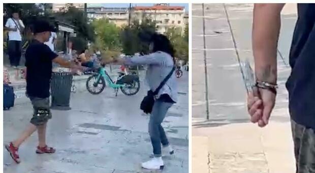 A Milano, la polizia ha fermato una donna con un coltello, ma successivamente sono stati aggrediti da un passante che gli ha lanciato contro uno skateboard