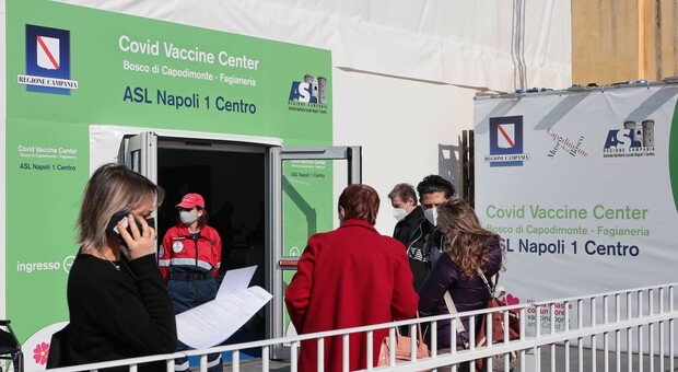 Napoli, false vaccinazioni a 150 euro l'una: due arresti