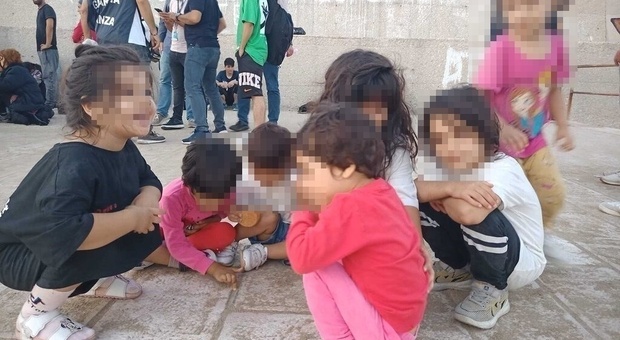 Un gruppo di bambini sbarcati ieri a Torre Vado, nel Sud Salento
