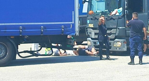 Brindisi, schiacciato da un altro tir al porto: morto autotrasportatore
