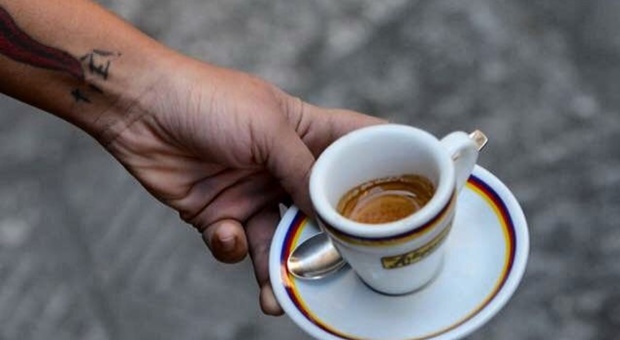 Firenze, «Il caffè costa troppo» e chiama i vigili: maxi multa per il bar