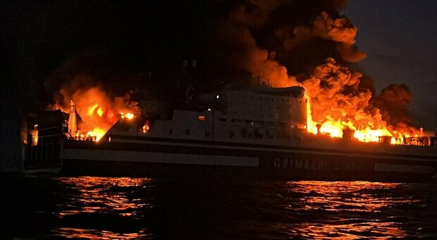 Incendio sul traghetto diretto a Brindisi: trovato un secondo cadavere. Si cercano altri nove dispersi