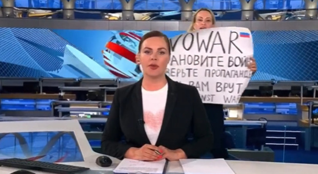 Russia, giornalista fa irruzione nello studio del tg con un cartello: «Vi stanno mentendo»