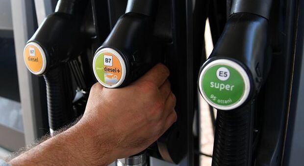 Benzina, Uecoop e Codacons sulla crescita dei prezzi alla pompa: una stangata in vista delle vacanze