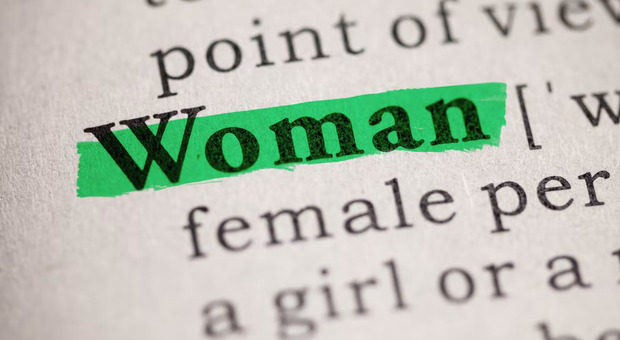 Uk, il Servizio Sanitario sempre più inclusivo: spariscono le parole «donna e donne» dalla pagina della menopausa
