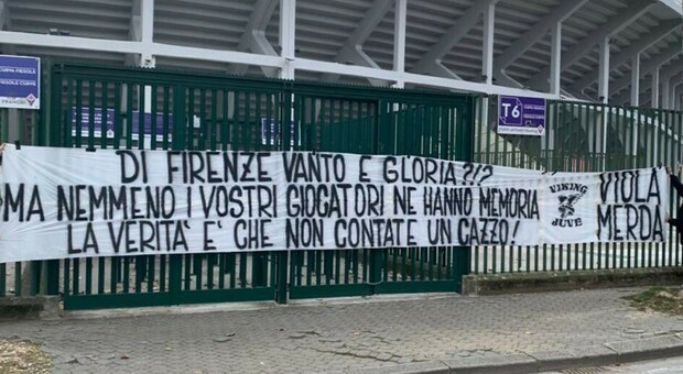 Firenze, lo striscione dei tifosi della Juve contro quelli viola: «Non contate un c***o»