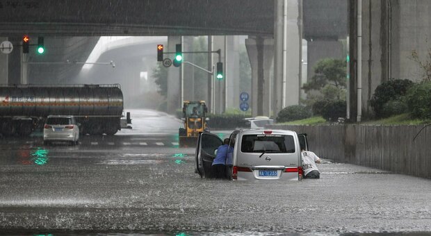Cina, violente inondazioni a Zhengzhou: 12 morti annegati nella metropolitana. Xi: «Situazione molto grave»
