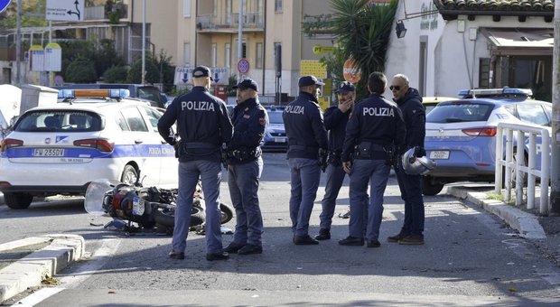 Roma, spari a Corso Francia: ladri in fuga si schiantano contro la polizia. Agenti feriti