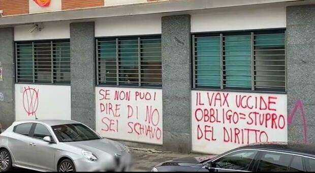 Torino, scritte No Vax sulla sede della Cgil: la replica all'atto vandalico