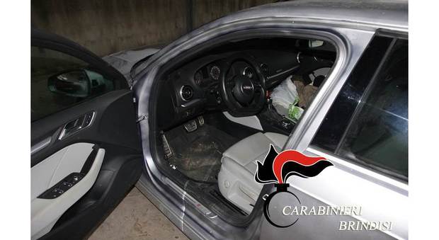 L'auto recuperata dai carabinieri di Brindisi