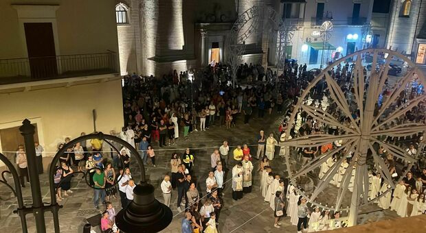Omicidio-suicidio: paese sotto choc, festa annullata Candele e preghiera in piazza per Donatella