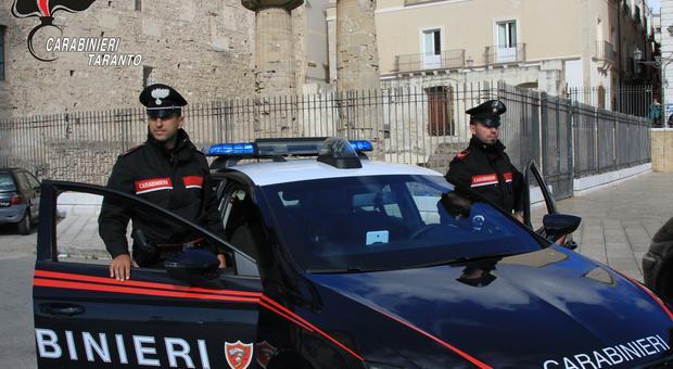 Taranto, controlli rafforzati dopo la sparatoria contro i poliziotti. Aveva una pistola nascosta in camera da letto: arrestato 20enne pregiudicato