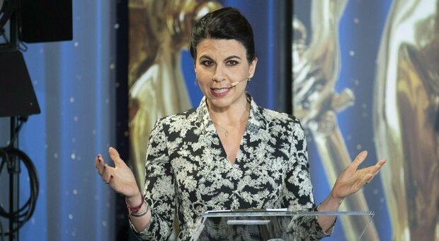Splendida Cornice, stasera in tv su Rai3 Geppi Cucciari debutta con il suo talk: ospiti e anticipazioni