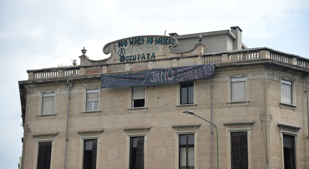 Torino, gli anarchici occupano l'ex ospedale «contro tutte le guerre»