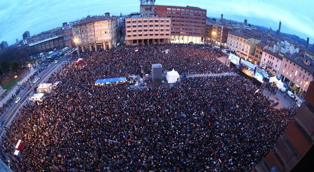 Sardine a Bologna: «Siamo 40mila». Il leader Santori: «Bonaccini? Mai sentito. Contatti con M5S»