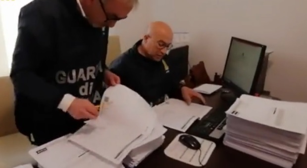 Truffe a banche e assicurazioni usando dati falsi: quattro arresti nel Salento