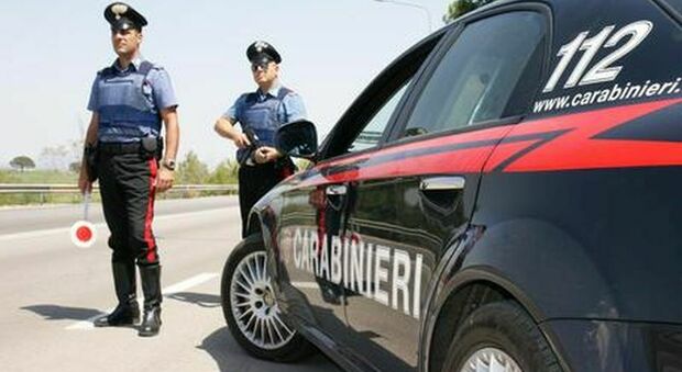 Non si ferma all'alt dei carabinieri: latitante scappa contromano