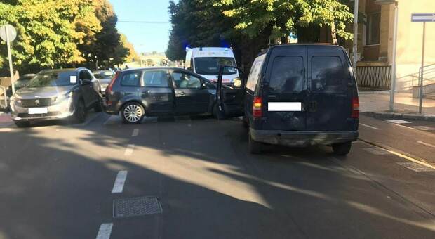 Incidente tra auto e moto all'altezza di un semaforo: feriti
