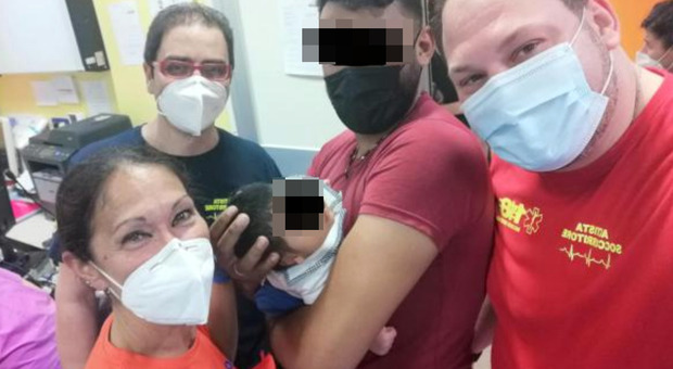 Un rigurgito e l'asfissia: neonato salvato in extremis dai medici del 118
