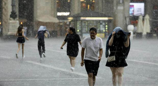 Milano, violentissimo temporale: raffiche di vento e pioggia, paura in città