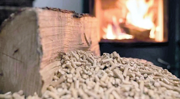 Inverno e riscaldamento della casa, pellet e legna raggiungono prezzi stellari. Quanto costano