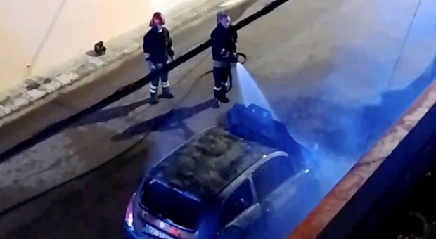 Doppio incendio nella notte: bruciano un'auto e un negozio