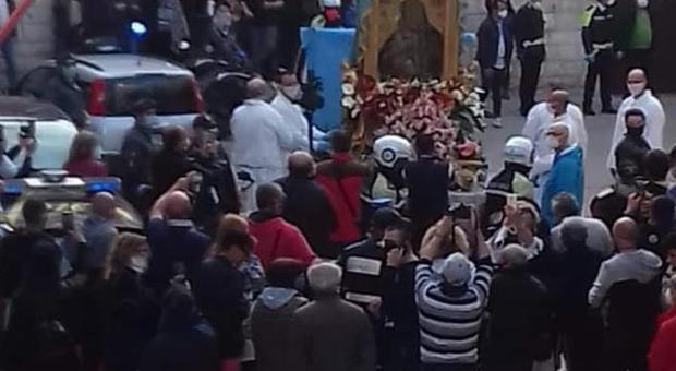 A centinaia per salutare la Madonna, “scortata” dai vigili fino alla cattedrale: violate le norme anti-contagio