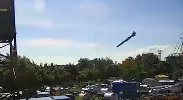 Ucraina, ecco il missile della strage del mall. Zelensky: «Mosca non osi mentire»