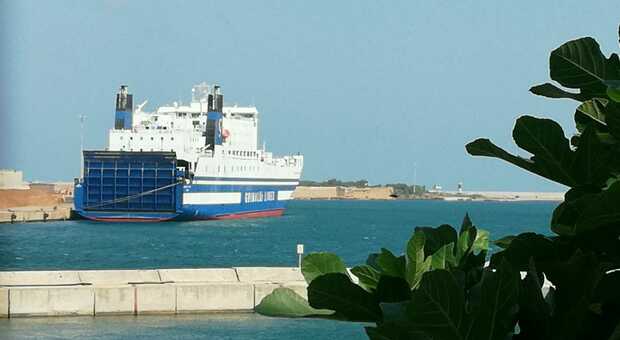 Covid, traghetto per la Grecia bloccato al porto: 6 positivi