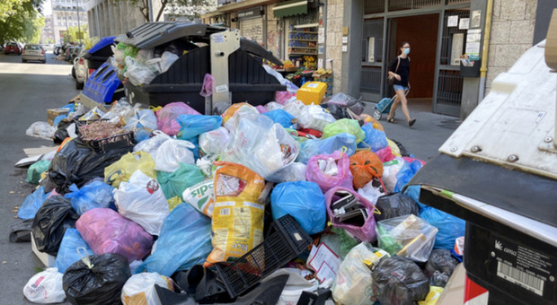 A Roma, per fronteggiare il continuo aumento dei rifiuti, sono in arrivano i primi 20 nuovi cestini per la spazzatura, su 100 permessi