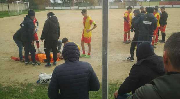 Gomitata in campo tra avversari: calciatore 15enne in ospedale con trauma cranico. Sospesa la partita Aradeo-Otranto