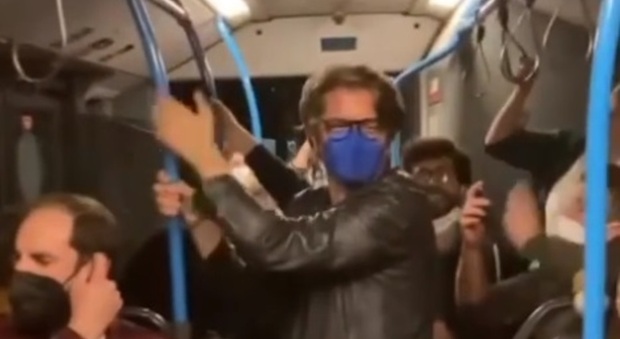 Samuele Bersani sul bus di ritorno dal concerto di Brunori Sas, i passeggeri lo riconoscono: ecco cosa è successo VIDEO
