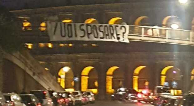 Roma, «Mi vuoi sposare?»: Cupido misterioso al Colosseo, lo striscione con la proposta di matrimonio FOTO