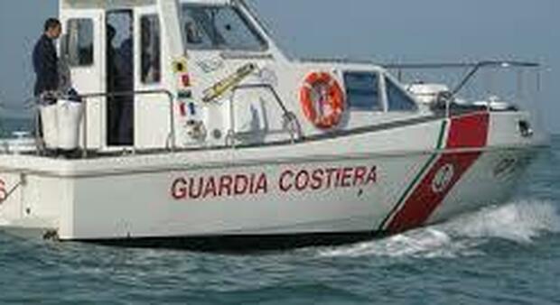 Barca a vela in avaria: tre turisti soccorsi dalla Guardia costiera