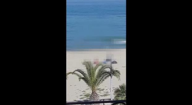 Sesso in spiaggia ai tempi del lockdown: il video diventa virale