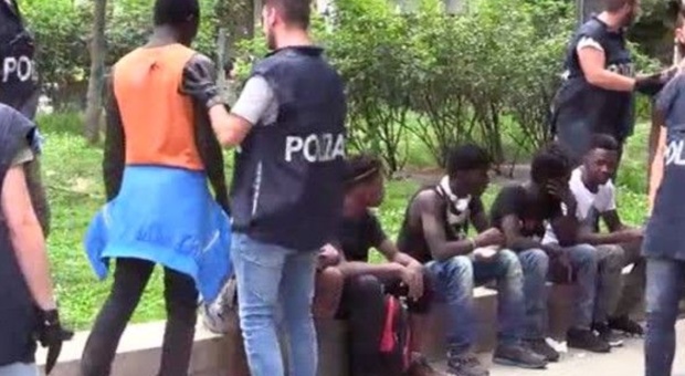 Milano, terrore in stazione Centrale: maxi rissa tra nordafricani a bottigliate e sassate