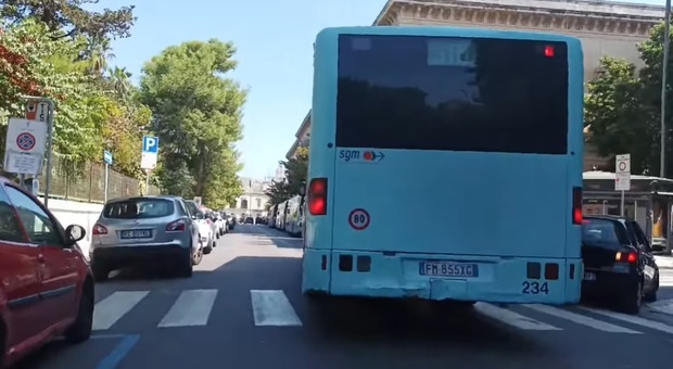 Fermata del bus in via Costa, la denuncia in un video: «Troppo traffico e smog per i bambini»