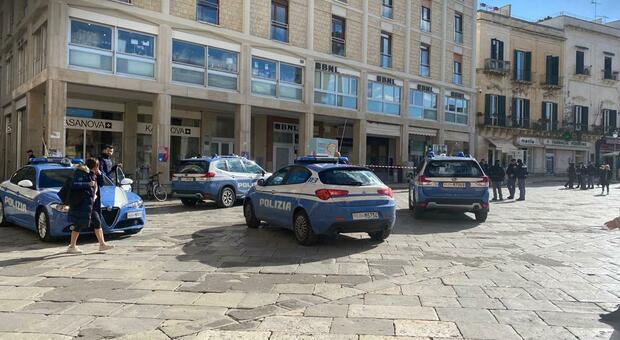 Allarme bomba in centro a Lecce: zona transennata e arrivano gli artificieri. Ma era un falso allarme