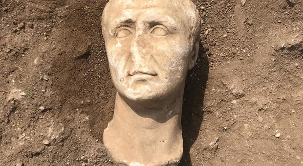 Eccezionale scoperta degli archeologi salentini. «Trovato il volto di Giulio Cesare»