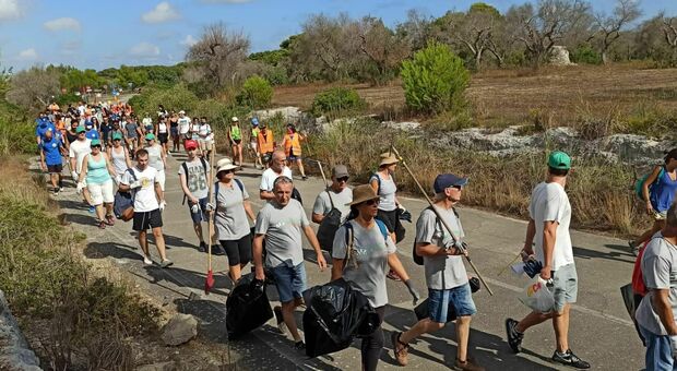 Cesine, spiaggia ripulita: recuperate 200 buste di rifiuti e inciviltà
