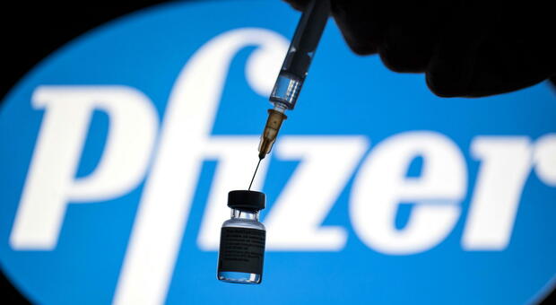 Vaccini, l'Europa in pressing su Pfizer: «Fate produrre le dosi in Italia»