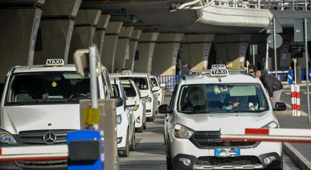 Aeroporto di Fiumicino, «i taxi scartano i clienti». I conducenti rifiutano le corse brevi