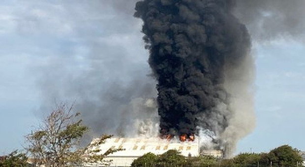 Gigantesco incendio nel porto di Brighton, si temeva esplosione come a Beirut
