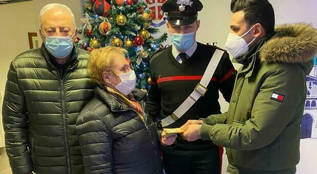 Trova 1300 euro, tunisino li porta dai carabinieri per restituirli ai proprietari: «Era il mio dovere» (foto Gazzettino)