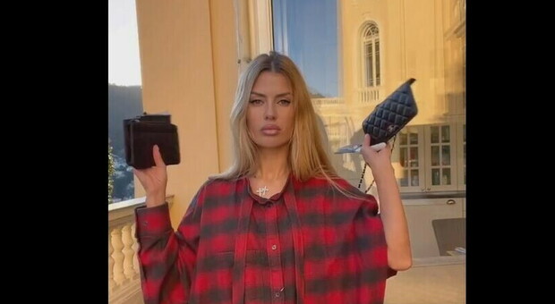Chanel, le influencer russe distruggono le borse su Instagram dopo lo stop alle vendite: «Ci discrimina»