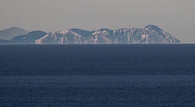 L'isola di Othoni fotografata alle 16.13 di domenica dal faro della Palascìa di Otranto